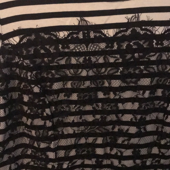 Black and white striped 3/4 top with black lace - Picture 2 of 4